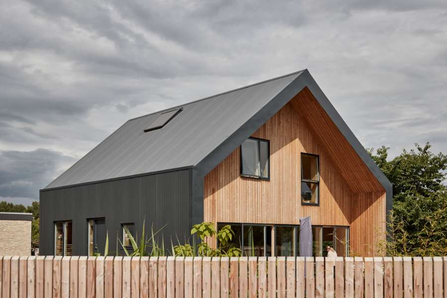 „Pinteressante“ Dach- und Fassadenlösung mit Sinusprofilen,